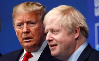 Primeiro-ministro britânico, Boris Johnson, e o presidente dos EUA, Donald Trump, durante cúpula da Otan em Watford, Reino Unido. REUTERS/Peter Nicholls/Direitos Reservados