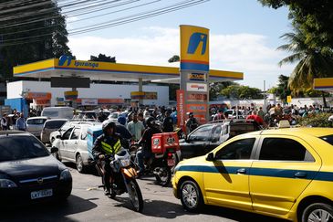 Posto de combustIvel, em São Cristóvão, na zona norte da cidade, recebe gasolina e volta a abastecer,  gerando enormes filas de carros e motos.
