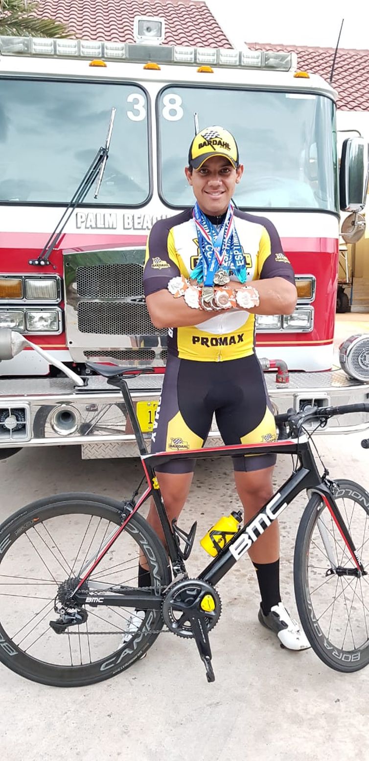 Ciclista brasileiro Ben-Hur expões todas as medalhas.