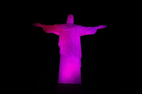O momumento do Cristo Redentor, no Corcovado, iluminado na campanha Outubro Rosa para alertar sobre o câncer de mama.