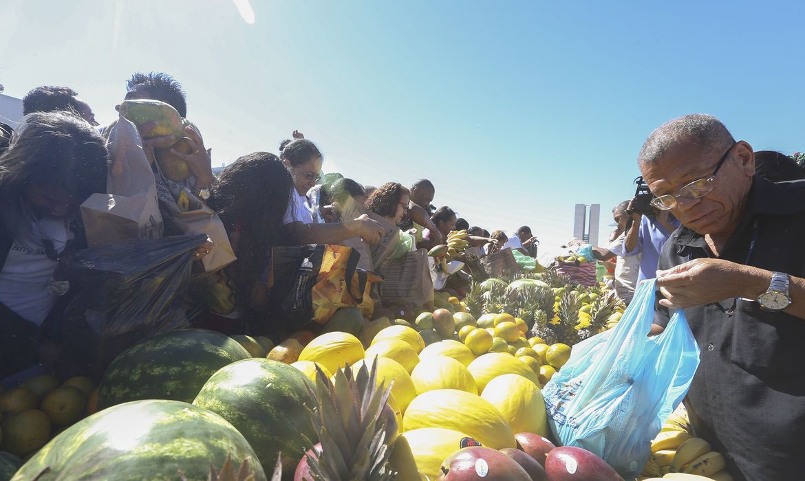Brasília - A Confederação da Agricultura e Pecuária do Brasil (CNA) distribui na Esplanada dos Ministérios toneladas de frutas, verduras e hortaliças para a população. O evento é para comemorar o Dia do Agricultor (Antonio Cruz/Agência
