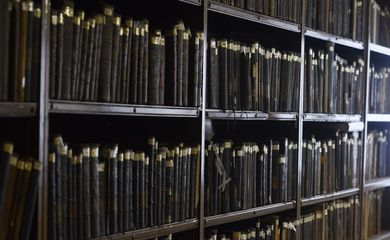Reabertura da biblioteca da Casa do Povo, que possui um acervo de quase 8 mil livros e centenas de moldes de roupas, no Bom Retiro, em São Paulo.