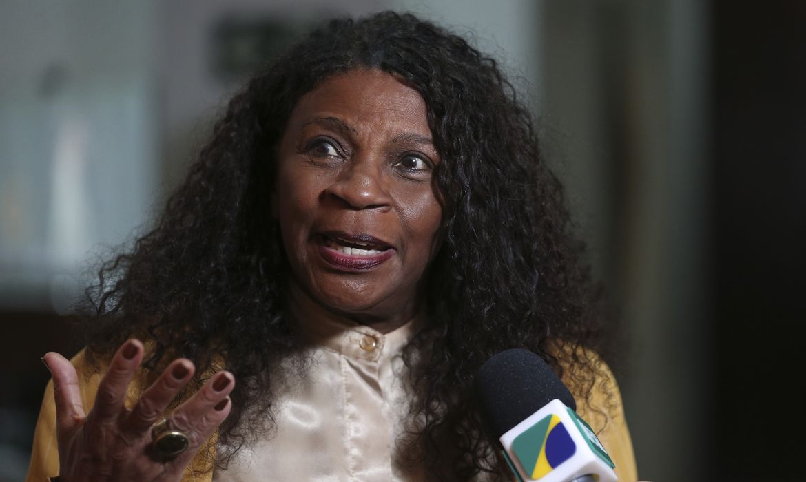 Brasília - A atriz Zezé Motta participa da entrega de habilitações para o Escritório Central de Arrecadação e Distribuição e sete associações de gestão coletiva de direitos autorais (José Cruz/Agência Brasil)
