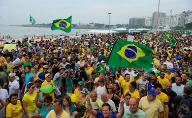 Manifestação no Rio de Janeiro, reúne milhares de manifestantes na orla da Praia de Copacabana(Tânia Rêgo/Agência Brasil)