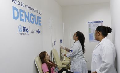 Rio de Janeiro (RJ) 27/02/2024 – Pacientes buscam atendimento médico para dengue na Policlínica Hélio Pellegrino. Foto: Fernando Frazão/Agência Brasil
