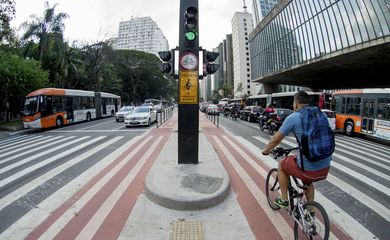 Com 2,7 quilômetros de extensão e ligação com 11 outras ciclovias, a ciclovia da Avenida Paulista permite que o ciclista percorra vias exclusivas da Zona Oeste até a Zona Sul da cidade (Marcelo Camargo/Agência Brasil)