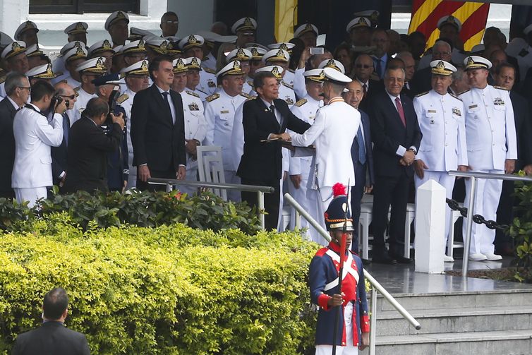 Presidente eleito, Jair Bolsonaro, participa de solenidade de formatura de Aspirantes da Escola Naval, na Ilha de Villegagnon, Baia da Guanabara.