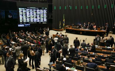 Brasília - Senador Eunício Oliveira preside sessão do Congresso Nacional para analisar emendas ao projeto de nova meta fiscal (Fabio Rodrigues Pozzebom/Agência Brasil)