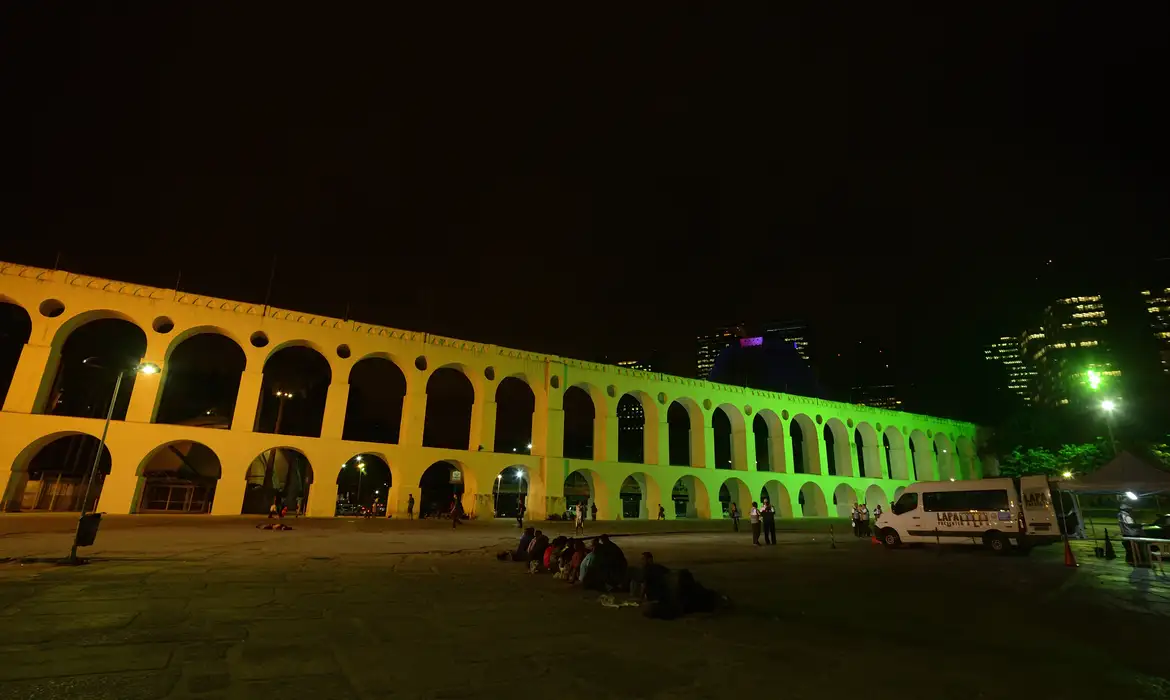 Rio de Janeiro - Arcos da Lapa são iluminados nas cores verde e amarelo como parte da contagem regressiva de 100 dias para o início dos Jogos Olímpicos Rio 2016 (Fernando Frazão/Agência Brasil)