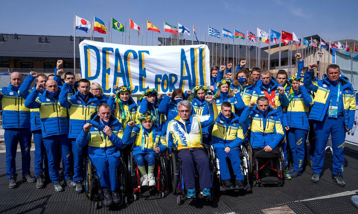 Delegação paralímpica da Ucrânia faz protesto pela paz durante Paralimpíada de Inverno de Pequim