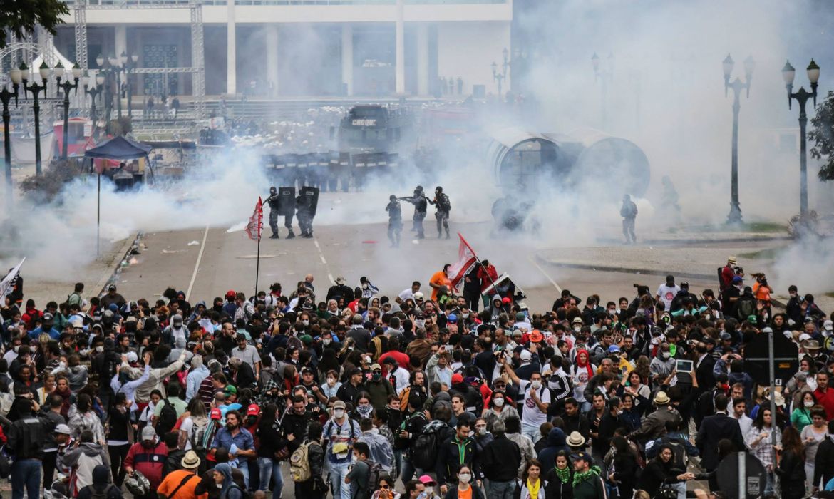 Protesto em Curitiba deixa 170 feridos