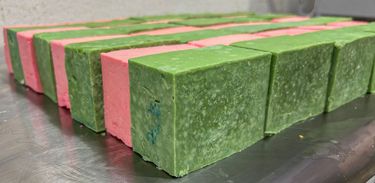 Sabão verde e rosa 