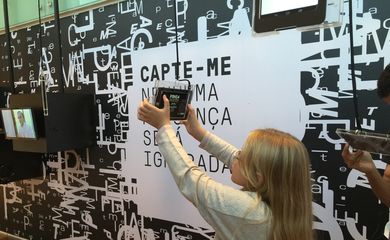 Rio de Janeiro - Maria Isabella acompanha as informações em um tablet na exposição Capte-me, nenhuma presença será ignorada (Cristina Indio do Brasil/Agência Brasil)
