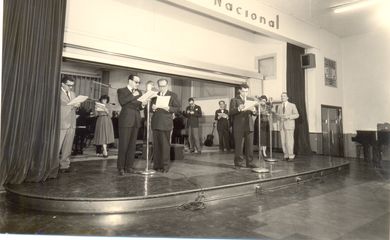 Ator Paulo Gracindo no ensaio no Teatro da Rádio Nacional, em agosto de 1956.