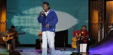 Luiz Melodia canta no programa Aglomerado