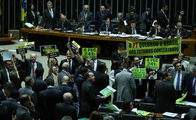 Brasília - Sessão extraordinária destinada a analisar a PEC 241/16, do Executivo, que cria teto de despesas primárias federais reajustado pelo IPCA (Fabio Rodrigues Pozzebom/Agência Brasil)