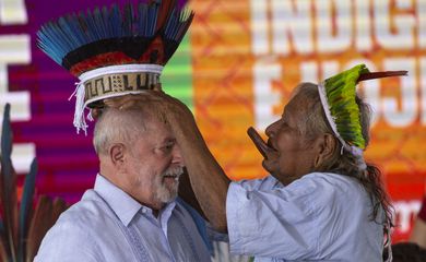 Brasília (DF), 28/04/2023 - O presidente Luiz Inácio Lula da Silva e o Cacique Raoni Metuktire durante o encerramento do Acampamento Terra Livre. Foto: Marcelo Camargo/Agência Brasil