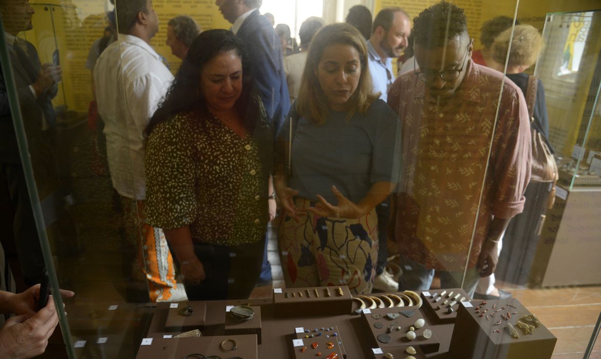 Museu da História e Cultura Afro-Brasileira (Muhcab), no Rio de Janeiro, abre a exposição Achados do Valongo.