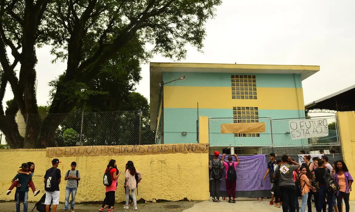 São Paulo - Ocupação de alunos na Escola Ana Rosa de Araújo Dona, contra a reorganização das instituições de ensino proposta pela Secretaria Estadual de Educação (Rovena Rosa/Agência Brasil)