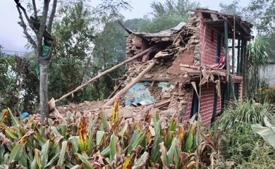 Um prédio danificado é visto após um terremoto em Jajarkot, Nepal, 4 de novembro de 2023. Gabinete do Primeiro-Ministro/Divulgação via REUTERS Esta imagem foi fornecida por terceiros. SEM REVENDAS. SEM ARQUIVOS