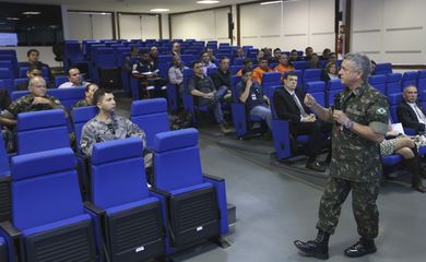 Brasília - General César Leme, do Comando Militar do Planalto, faz palestra para gerentes e diretores de setores ligados ao turismo, consumo e esporte no Distrito Federal durante jornada de Sensibilização de Ameaça Terrorista (Elza Fiuza