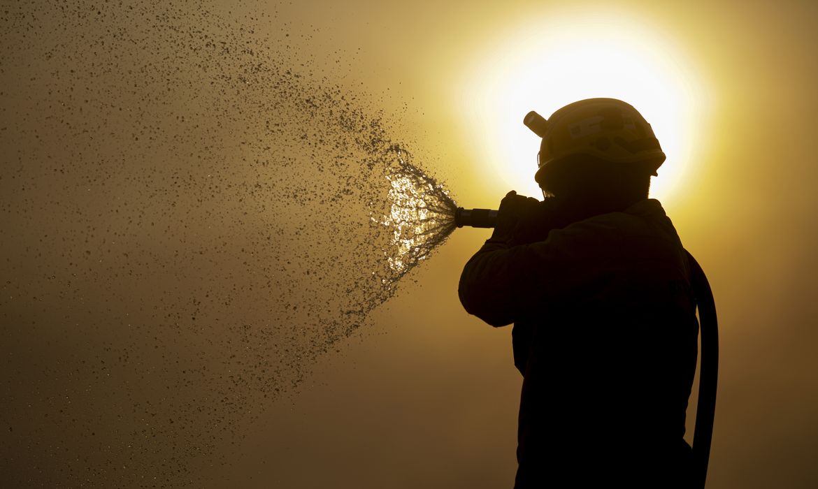 Porto Jofre (MT) 17/11/2023 – Brigadista do ICMBIO fazendo resfriamento do fogo, durante incêndio florestal que atige o Pantanal.Foto: Joédson Alves/Agência Brasil