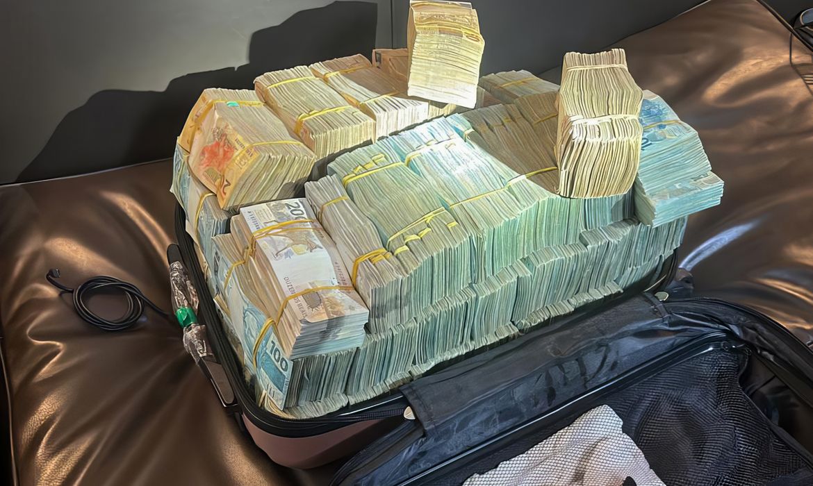 A Polícia Federal (PF) deflagou uma operação para desarticular grupos criminosos especializados na lavagem de dinheiro proveniente do tráfico internacional de drogas e outros delitos. A Operação Bahamut conta com 80 agentes nos estados do Rio de