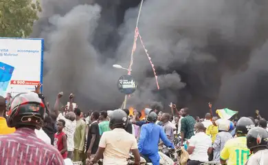 Centenas de apoiadores do golpe no Níger colocam fogo na sede do partido goernista na capital Niamey