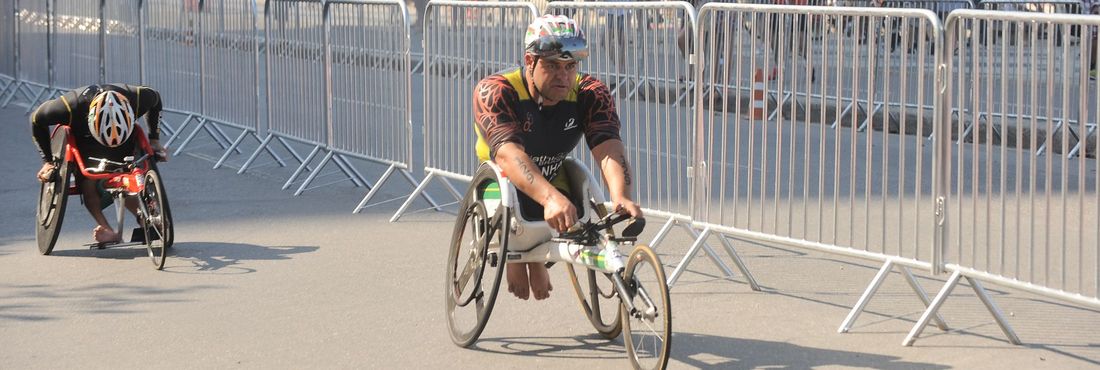 Atleta paralímpico no segundo evento-teste de triatlo para os jogos olímpicos Rio 2016 na praia de Copacabana