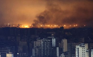 Smoke rises over Beirut's southern suburbs after a strike near Beirut-Rafic Hariri International Airport, amid the ongoing hostilities between Hezbollah and Israeli forces, as seen from Sin El Fil, Lebanon, October 4, 2024. Reuters/Amr Abdallah Dalsh/Proibido reprodução