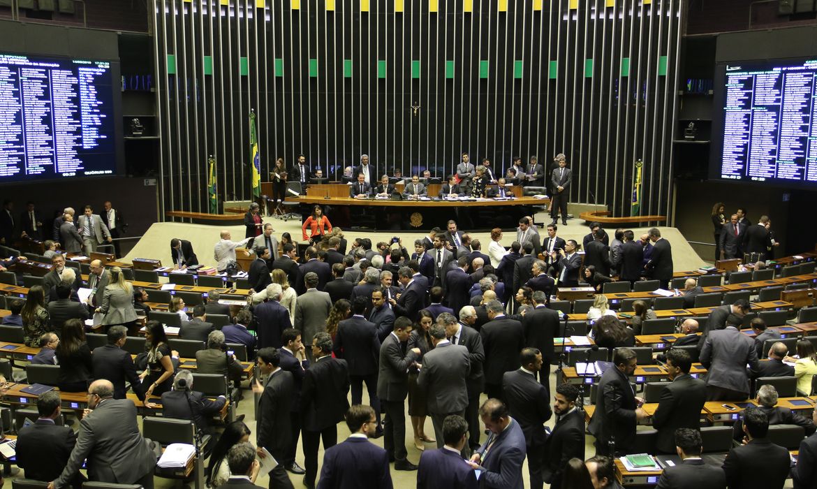 Fabio Rodrigues Pozzebom/Agência Brasil Plenário da Câmara dos Deputados analisa requerimento de convocação do ministro da Educação, Abraham Weintraub, para prestar esclarecimentos sobre os cortes orçamentários realizados nos programas de sua pasta.