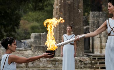 Cerimônia de acendimento da tocha olímpica dos Jogos de Inverno de 2018 en Olímpia, na Grécia
