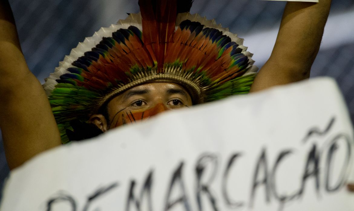 Palmas/TO -Grupos indígenas protestam na arquibancada durante abertura dos Jogos Mundiais dos Povos Indígenas ( Marcelo Camargo/Agência Brasil)