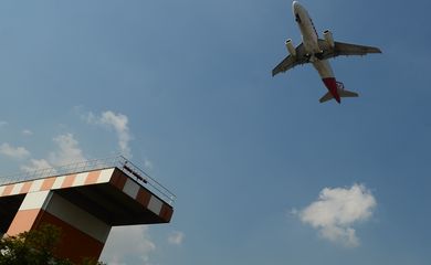 Avião decola no aeroporto de Congonhas.