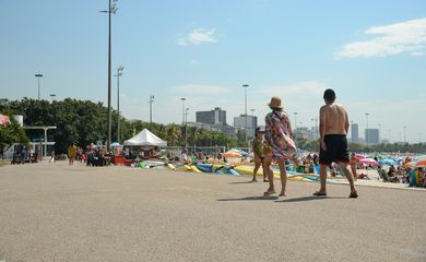 Rio de Janeiro (RJ), 24/08/2023 – Cariocas e turistas vão à praia do Flamengo, na zona sul da capital fluminense em dia de forte calor na cidade. Foto: Tomaz Silva/Agência Brasil