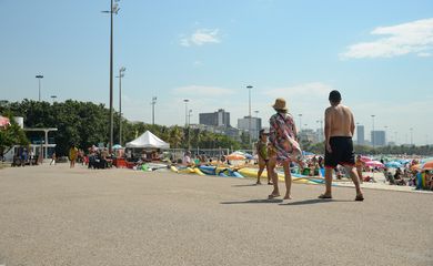 Rio de Janeiro (RJ), 24/08/2023 – Cariocas e turistas vão à praia do Flamengo, na zona sul da capital  fluminense em dia de forte calor na cidade. Foto: Tomaz Silva/Agência Brasil