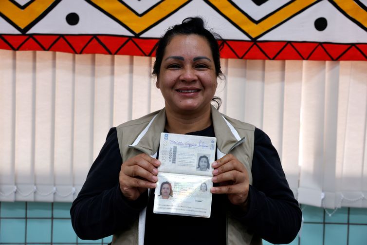 Dourados (MS), 29/08/2024 - Projeto Guata: Oito doutorandos indígenas farão intercâmbio na França. 
A estudante guarani kaiowá Maristela Aquino, de 44 anos, contemplada pelo Projeto Guatá, com o passaporte, na Faculdade Indigena da UFGD, em Dourados(MS). Foto: Tânia Rêgo/Agência Brasil