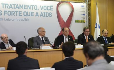 Brasília - O secretário de Vigilância em Saúde, Antônio Carlos Nardi, e o ministro da Saúde, Marcelo Castro apresentam no Dia Mundial de Luta Contra a Aids, os números da doença no Brasil (Elza Fiuza/Agência Brasil)