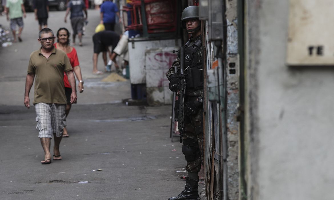 Forças de segurança fazem operação em comunidades da zona sul do Rio, como na Rocinha, e prendem 16 pessoas