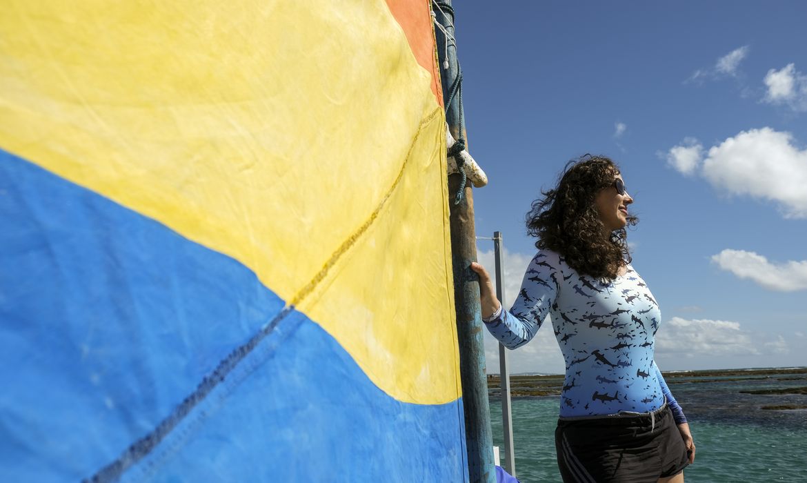 Ipojuca (PE), 26/10/2023 - A bióloga Janaína Bumbeer, doutora em Ecologia e Conservação Marinha, visita recifes de corais em jangada na praia de Porto de Galinhas. Foto: Fernando Frazão/Agência Brasil