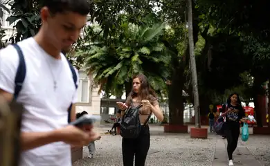 Rio de Janeiro(RJ), 10/11/2024 - Primeiros estudantes deixam o local de prova no segundo dia do Exame Nacional do Ensino Médio (Enem) 2024, na universidade UNINASSAU, no Flamengo, zona sul da cidade.  Foto: Tânia Rêgo/Agência Brasil