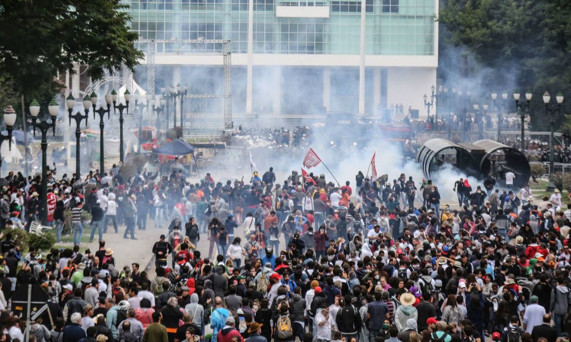 Protesto em Curitiba termina com manifestantes e policiais feridos. Manifestantes em greve desde segunda-feira protestavam contra o projeto de lei que altera a Previdência estadual (Divulgação/Joka Madruga/APP-Sindicato)