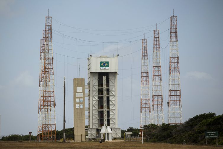Alcântra (MA) 01/01/2025 – Centro espacial de Alcântara (CEA), é um espaçoporto da Agência Espacial Brasileira no município de Alcântara, no estado do Maranhão.
É operado pelo Comando da Aeronáutica da Força Aérea Brasileira. O CLA é a base de lançamento mais próxima da linha do equador.
Isso confere ao local de lançamento uma vantagem significativa no lançamento de satélites geossíncronos, atributo compartilhado pelo Centro Espacial da Guiana.
A construção da base começou em 1982. O primeiro lançamento ocorreu em 21 de fevereiro de 1990, quando o foguete de sondagem Sonda 2 XV-53 foi lançado.
No início de 2018, o governo brasileiro ofereceu a possibilidade de uso do espaçoporto para várias empresas estadunidenses. A empresa Virgin Orbit, foi selecionada para voar seu foguete LauncherOne de Alcântara no primeiro semestre de 2022.
Foto: Joédson Alves/Agência Brasil