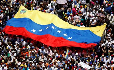 Apoiadores do líder da oposição venezuelana Juan Guaido, que muitos países reconheceram como legítimo governante interino do país, participam de uma manifestação contra o governo do presidente venezuelano Nicolás Maduro em Caracas, Venezuela, em
