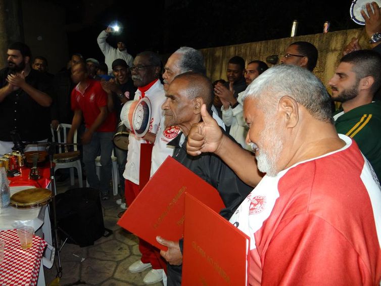 Roda do agrupamento Glória ao Samba homenageia a velha guarda da Salgueiro.