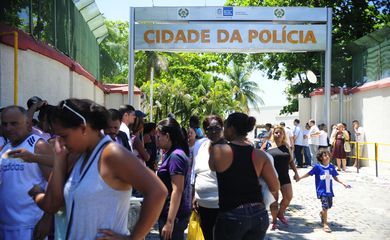 Parentes de alguns presos em flagrante ontem (22) antes da partida entre  Vasco e Fluminense, aguardam informações  em frente da Cidade da Polícia, no Jacarezinho (Tânia Rêgo/Agência Brasil) 