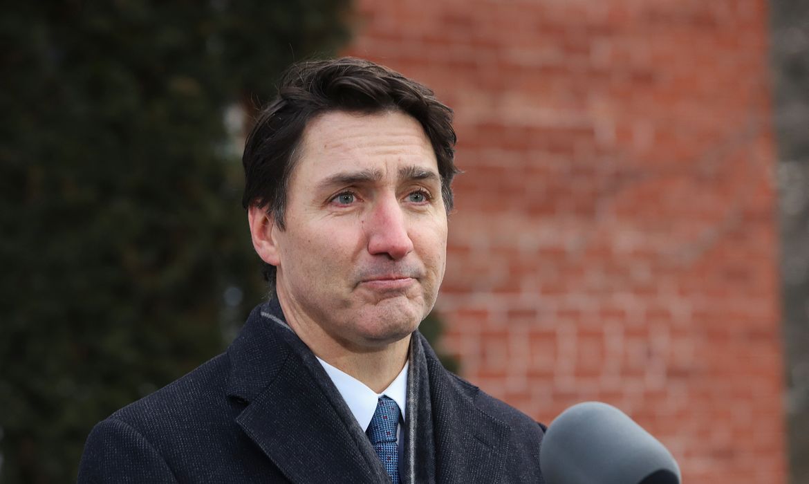 Canada's Prime Minister Justin Trudeau speaks to reporters, announcing he intends to step down as Liberal Party leader, but he will stay on in his post until a replacement has been chosen, from his Rideau Cottage residence in Ottawa, Ontario, Canada, January 6, 2025. Reuters/Patrick Doyle/Proibida reprodução