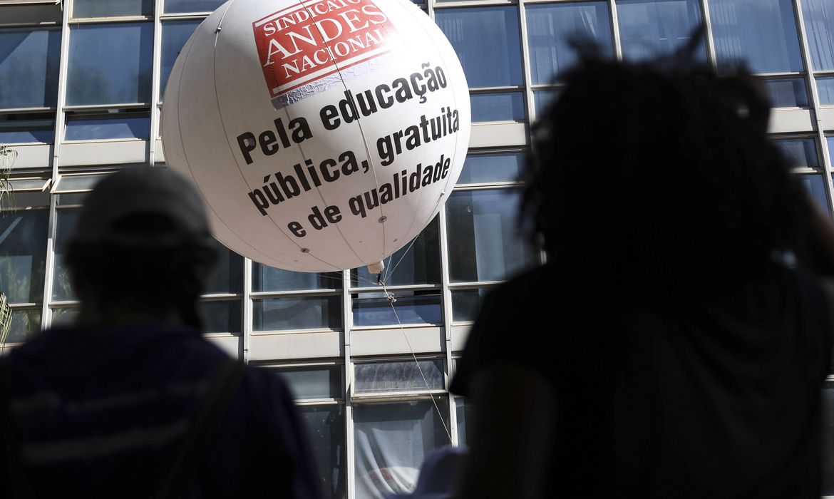 Brasília (DF), 14/06/2024 - Professores, técnicos-administrativos e estudantes de universidades federais e institutos federais de ensino em greve fazem manifestação na Esplanada dos Ministérios. Foto: Marcelo Camargo/Agência Brasil