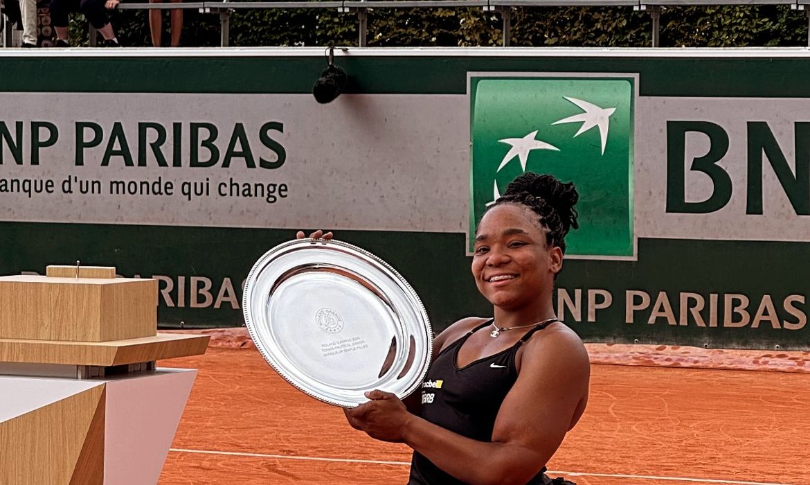 Tenista brasileira em cadeira de rodas Vitória Miranda é campeã de simples e duplas juvenil de Roland Garros, em 06/06/2025