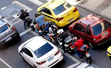 Rio de Janeiro (RJ), 30/07/2025 - Motociclistas de aplicativos transitam pelas ruas do centro do Rio. Foto: Tânia Rêgo/Agência Brasil